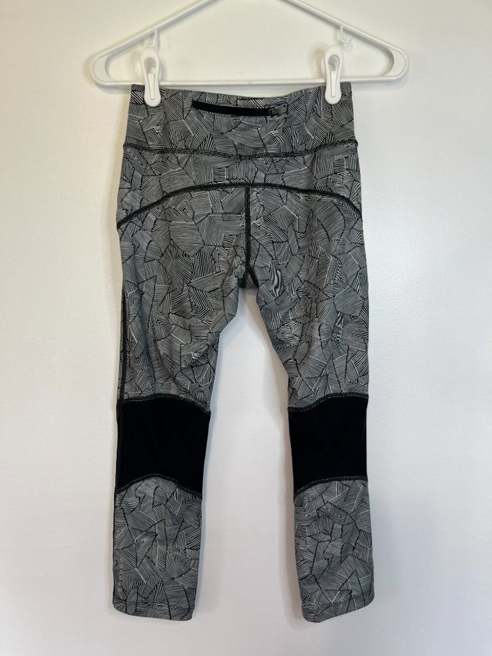 Nike Running Dri-Fit Black White Geometric Pattern 3/4 Leggings - Picture 5 of 6